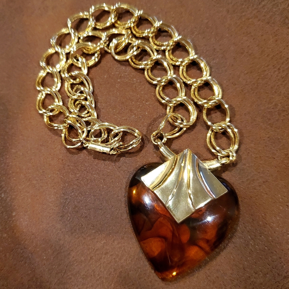 Vtg Tortoise Shell Style Lucite Heart Pendant Choker Necklace Goldtone Chain